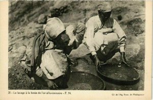 CPA AK Le lavage a la botee de l'or alluvionnaire MADAGASCAR (819343)