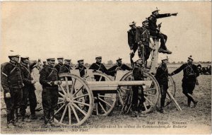 CPA Militaire Camp de SISSONNE - Chefs de piéce attendant les (92162)