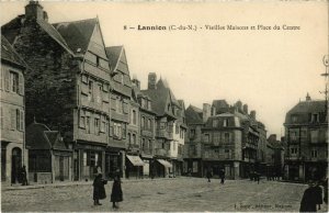 CPA LANNION - Vieilles Maisons et Place du Centre (103399)