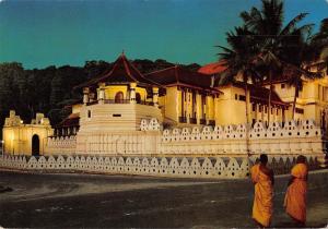 BR99305 dalada maligawa tooth kandy sri lanka ceylon  by night