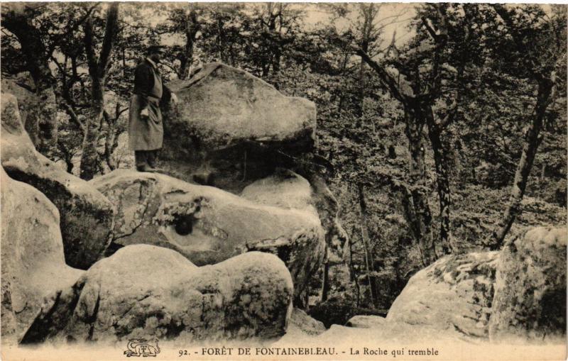 CPA Foret de FONTAINEBLEAU - La Roche qui tremble (249242)