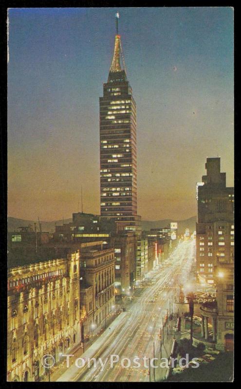 Avenida San Juan de Letran - Edificio Central de Correos Y La Torre Latino Ameri