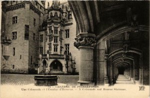 CPA Compiegne- Chateau, Une Colonnade et Escalier d'Honneur FRANCE (1009187)