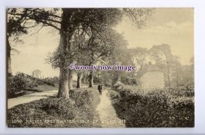 h1819 - Isle of Wight , Gent walks along Long Halves in  Freshwater - Postcard