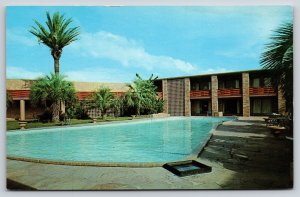 Roadside~Baton Rouge Louisiana~Bellemont Motor Hotel~Pool~Patio~1950s Postcard