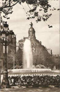 Barcelona. Fuente Paseo de Gracia· Nice Spanish photo postcard. Sizr 15 x 10 cm