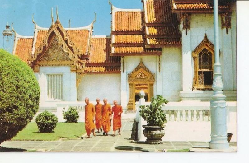 Postal 041909 : Thai Budhist Priests in front the Marble Temple. Bangkok