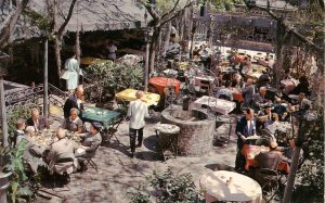 LA - New Orleans. Court of Two Sisters, Outdoor Dining