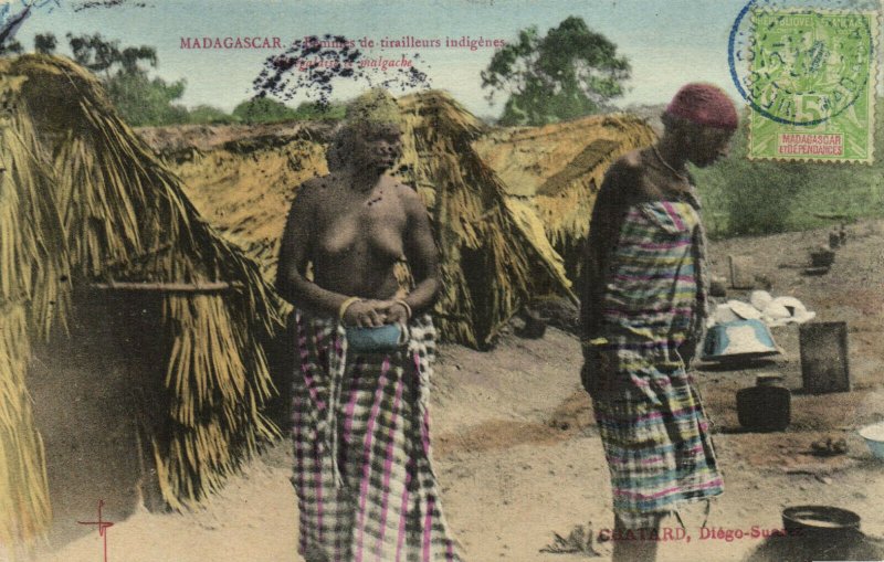 PC CPA MADAGASCAR, FEMMES DE TIRAILLEURS INDIGÉNES, Vintage Postcard (b14019)