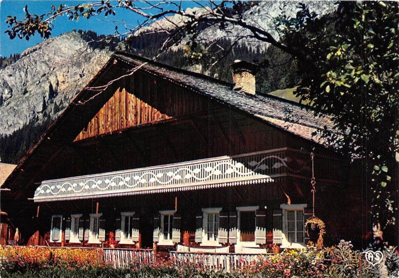 BR2892 Un vieux chalet niche au flanc du rocher Morzine  france