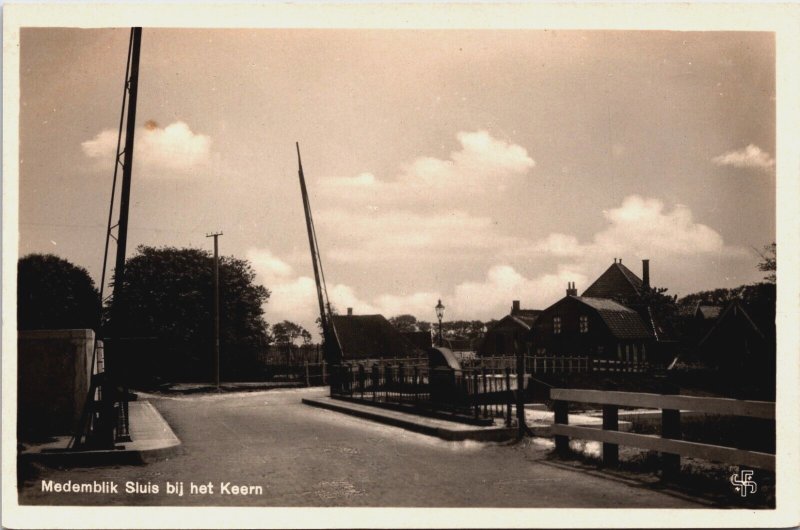 Netherlands Medemblik SLuis bij het Keern Vintage RPPC C089