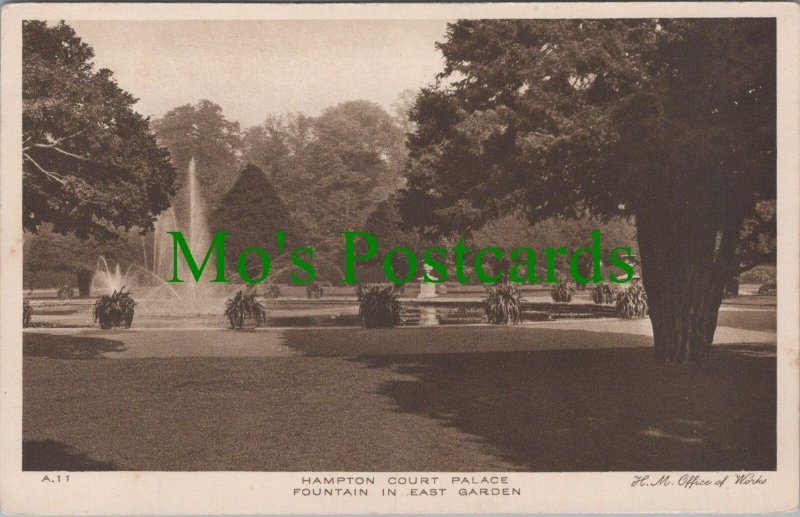 Middlesex Postcard - Hampton Court Palace, Fountain in East Garden RS31013