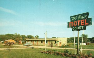 Vintage Postcard Mi-Rae Motel Building Beautiful Lake Winnebago Oshkosh Wis. WI
