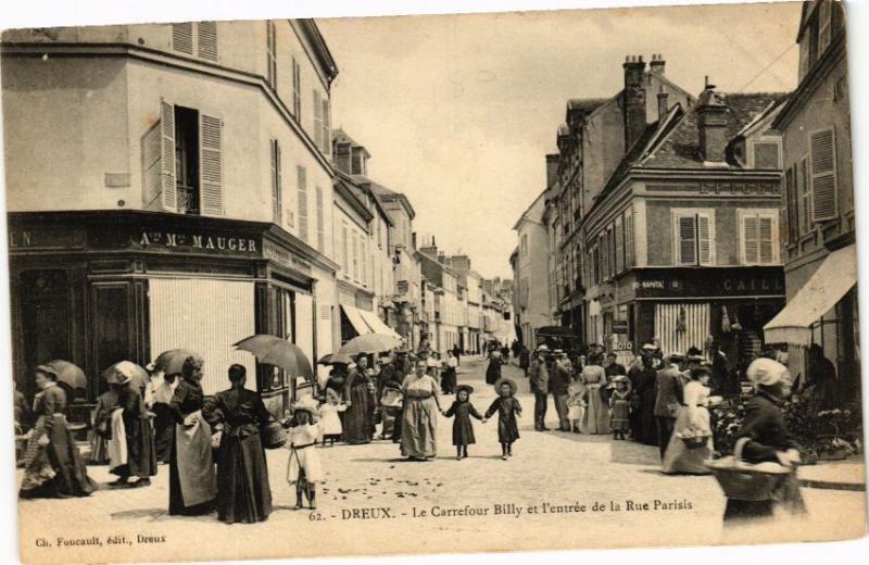 CPA DREUX-Le Carrefour Billy et l'entrée de la Rue Parisis (177619)