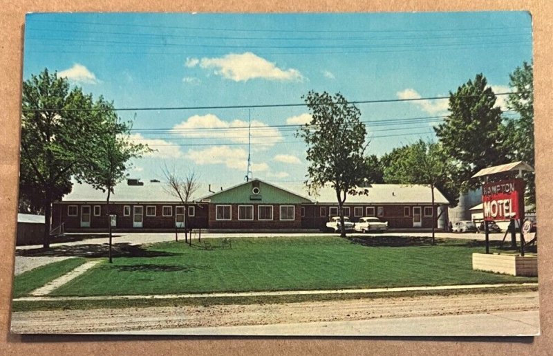 UNUSED POSTCARD - HAMPTON MOTEL, WEST ON HIGHWAY 3 FROM U.S.65, HAMPTON, IOWA