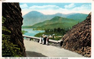 Oregon - Between the Teeth of Tooth Rock - Columbia River Hwy - in 1922