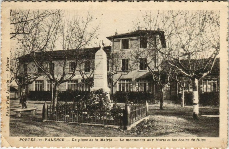 CPA Valence Monument aux Morts et ses ecoles de filles FRANCE (1091826)