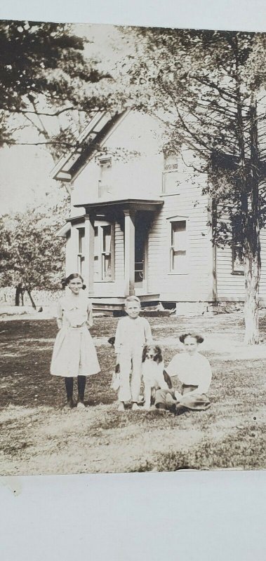 RPPC Farmhouse Women Children & Dog Real Photo Postcard C10