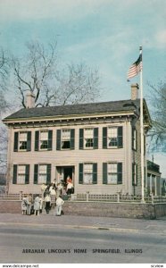 SPRINGFIELD , Illinois , 1966 ; Abraham Lincoln's Home, People going in
