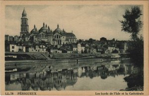 CPA Perigueux- Les Bords de l'Isle et la Cathedrale FRANCE (1072751)