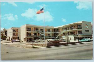 Postcard TX El Paso Vintage View El Paso Downtown Travelodge Old Cars Q7