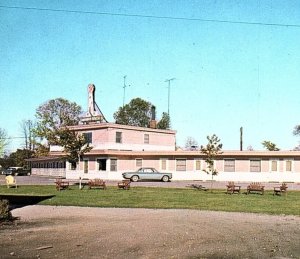 1960s MENOMINEE MICHIGAN HARBOR HOUSE MOTEL & RESTAURANT CORVAIR POSTCARD P1089