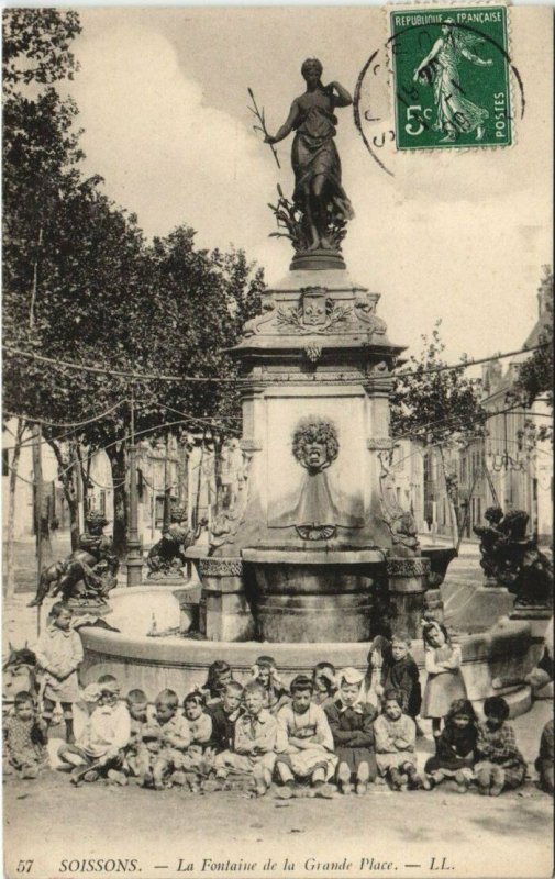CPA De SOISSONS La Fontaine de la Grande Place (151910)