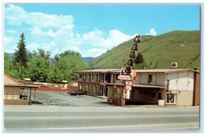 c1960 Trade Winds Motel East Broadway Exterior Missoula Montana Vintage Postcard