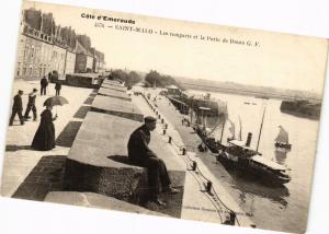 CPA St-MALO-Les remparts et la Porte de Dinan (265759)
