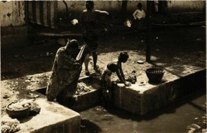 PC CPA BATAVIA washing clothes the river real photo postcard INDONESIA (a15060)