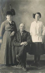 Postcard RPPC Wyoming Cumberland C-1910 Studio Family 23-5108