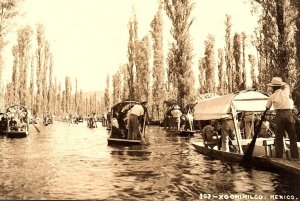 1930s XOCHIMILCO MEXICO MEN STANDING BOATS IN RIVER PHOTO RPPC POSTCARD P1295