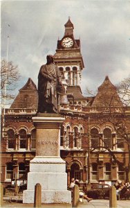 US60 UK Grantham the town hall Newton statue 1978 clocktower