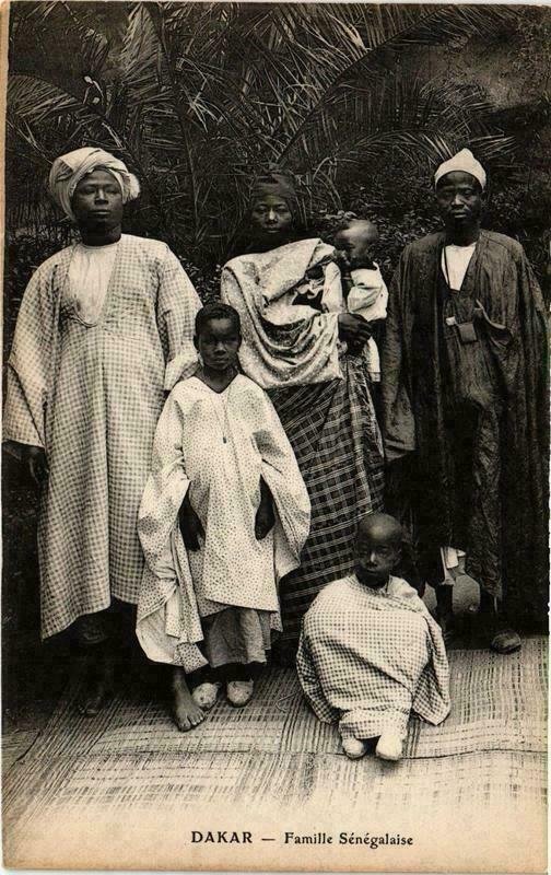 CPA AK Dakar- Famille Sénégalaise, SENEGAL (761702)