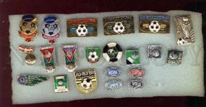 000012 Soccer - set of 21 different club pins(012)