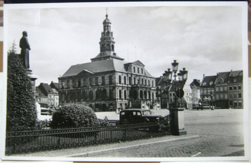 Netherlands Maastricht Stadhuis met standbeeld Minckelers - unposted