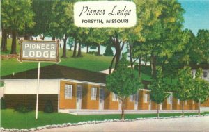 Forsyth Missouri Pioneer Lodge roadside 1940s MWM Postcard 22-288