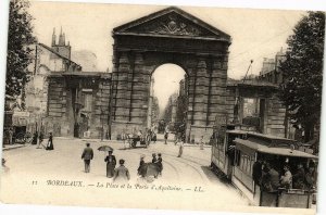 CPA AK BORDEAUX - La place et la porte d'aquitaine (192345)