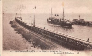 br108445 boulogne sur mer les jetees rentree au port du bateau france ship