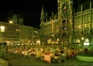 Germany Muenchen Marienplatz mit Mariensaeule Frauentuerme und Rathaus