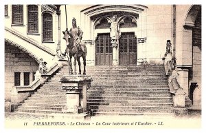 France  Pierrefonds Le Chateau La Cour interieure wt L'Escalier