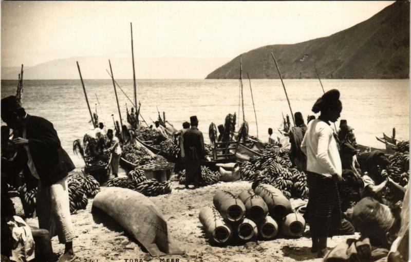 CPA AK INDONESIA REAL PHOTO Toba Sea Sumatra Arrival of Bananas (a1566)