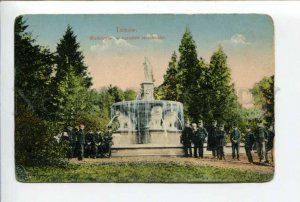 424256 POLAND TARNOW Pupils at the fountain in the park Vintage postcard