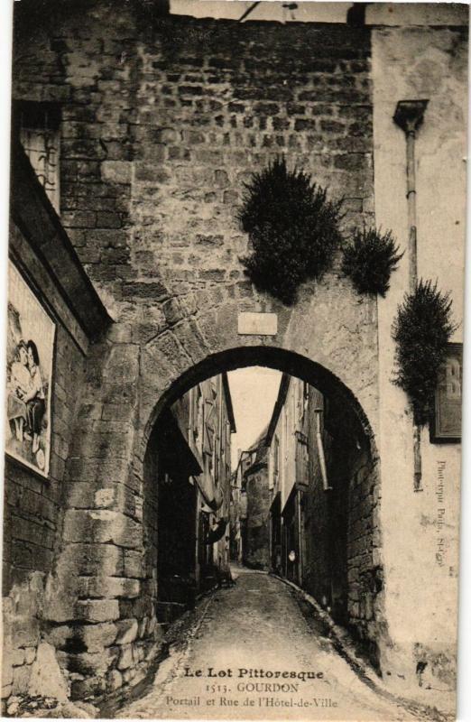 CPA Le Lot Pittoresque - GOURDON - Portail et Rue de l'Hotel-de-Ville (223868)