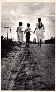 KALONA IOWA AMISHLAND~BAREFOOT AMISH CHILDREN RUN~ZIELINSKI PHOTO POSTCARD1960s