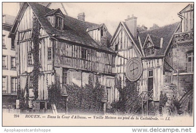 France Rouen Dans la Cour d'Albane Vieille Maison au pied de la Cathedrale