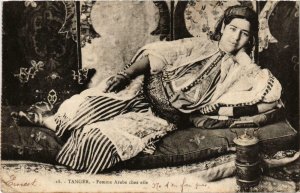 CPA AK MAROC TANGER - Femme Arabe chez elle (93112)