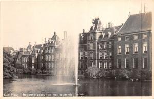 B94942 regeringsgebouwen met spuitende real photo  den haag   netherlands