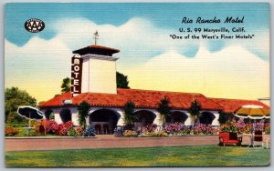 Marysville California 1940s Postcard Rio Rancho Motel Patio Umbrellas US 99