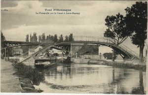 CPA TOUL La Passerelle sur le Canal S-M. (805460)